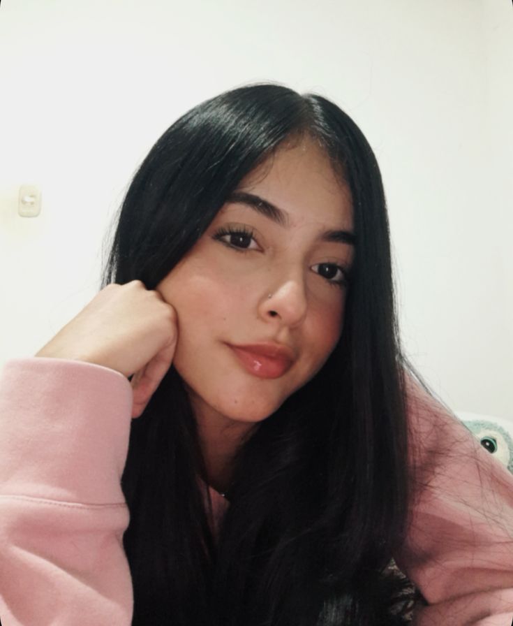 <em>NICOLE VELEZ </em>