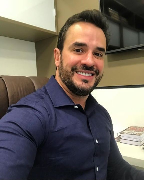 <em>Felipe velez </em>